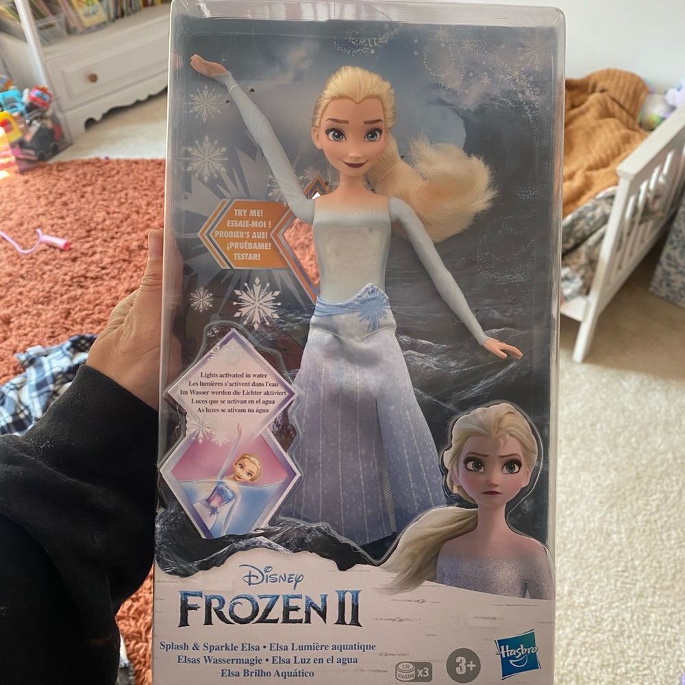 NEW IN BOX Splash & Sparkle Elsa Doll Toy